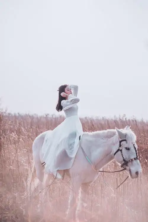 身骑白马,化身公主,——白马女