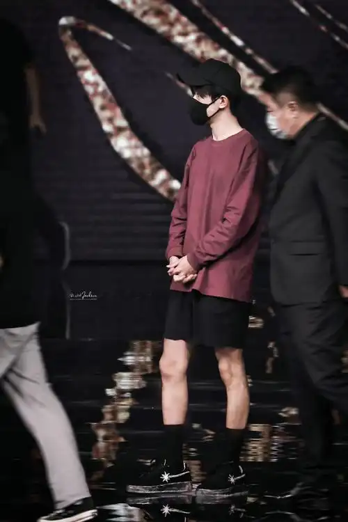 易烊千玺 yyqx 四字弟弟#夏天夏天悄悄过去,没看见我儿的小短裤小袜子