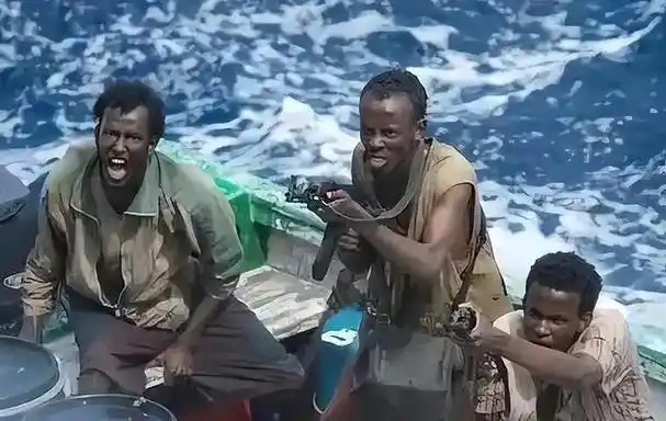 纪实索马里海盗丢脸的抢劫挟持货船2年没人来赎还要养22名人质