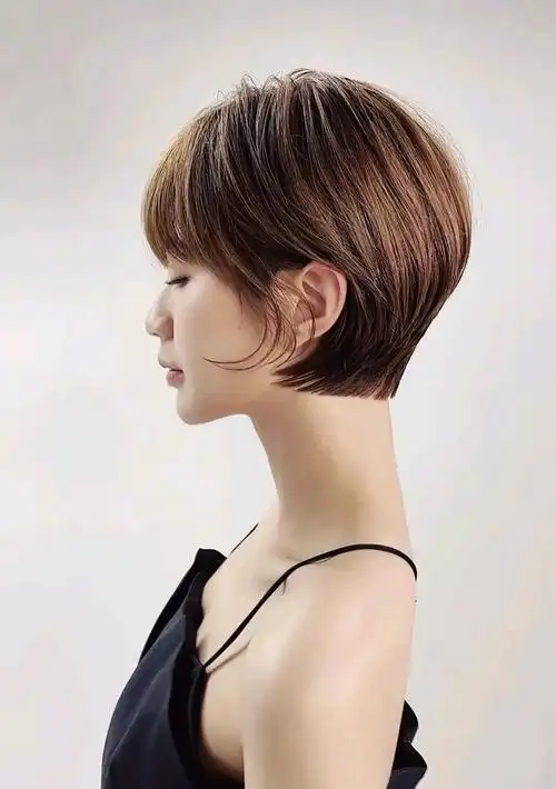 30岁左右的女性对于发型的追求,大多喜欢通过剪染来完成,改变不需要太