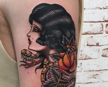 oldschool大臂女人蛇纹身图案