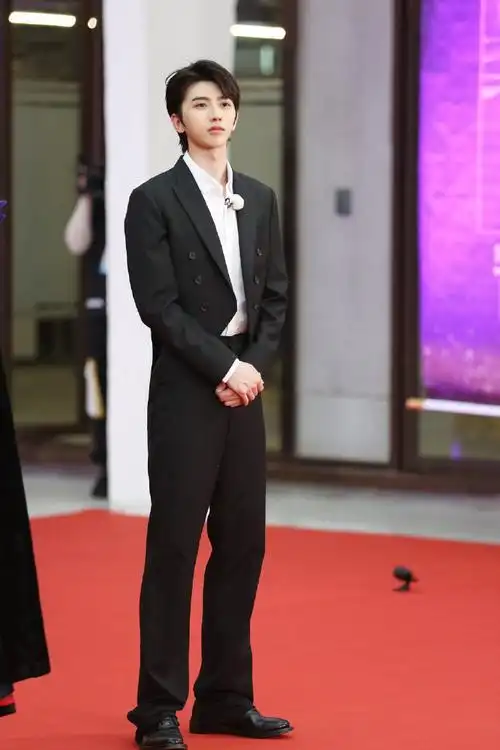 奔跑吧蔡徐坤#蔡徐坤这套黑色西装太好看了吧,太有气质了!