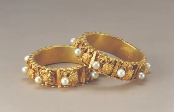 清 金镶九龙戏珠手镯 故宫博物院藏