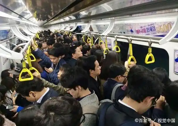 城市地铁空间拥挤,你为什么不把双肩包放在脚下