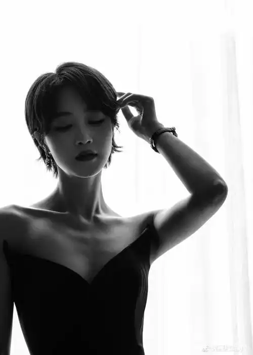 蓝盈莹真有气质!一袭黑色抹胸礼服裙,搭配标志性短发,气场十足