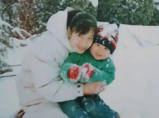 一开始还以为他的脸"动过",直到看见王一博的爸爸妈妈后,才知道他的