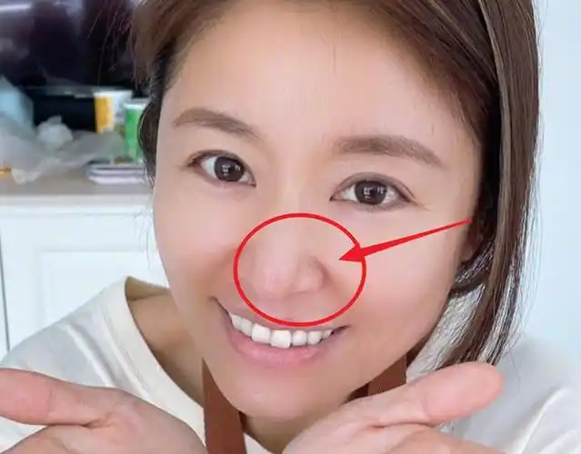 45岁林心如自制甜点素颜却暴露真实颜值皮肤毛孔让人看愣