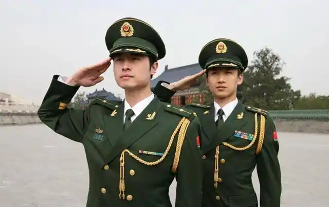 中美军人军装左胸的马赛克到是啥意思看着像实际差别很大