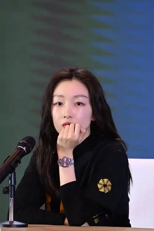 "谋女郎"周冬雨和张艺谋一起当评委,被问对她影响最大的一部作品是