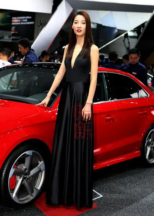 2018成都国际车展高清大图4中外高颜值大长腿车模扎堆