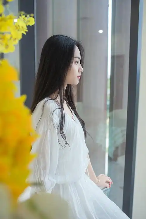 长裙美女初秋海边写真长发飘飘唯美图集