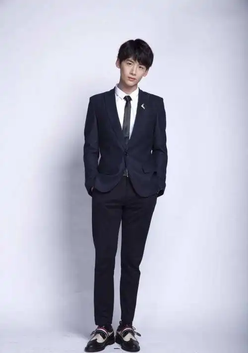 白敬亭穿西装照,网友:就算男模也不过如此