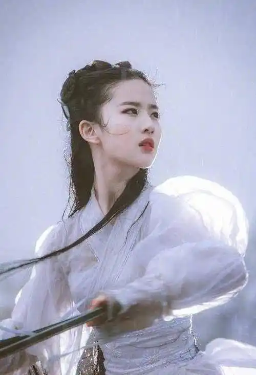 相信提起《神雕侠侣》这部作品,很多人都不陌生吧,其中她所扮演的小