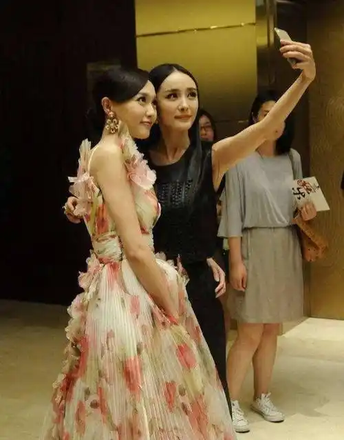 唐嫣是杨幂唯一的伴娘,亲手将捧花给了唐嫣,杨幂不出席唐嫣婚礼_工作