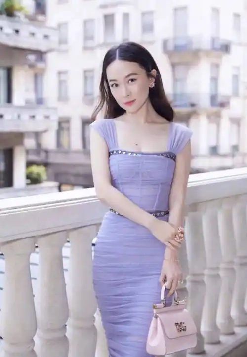 霍思燕选择淡紫色连衣裙,融入褶皱处理,完美的塑造出了好身材,并且