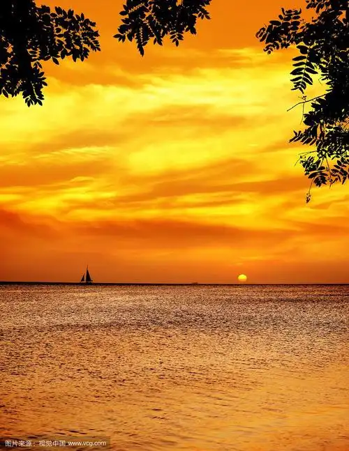 橙色的海景与闪亮的大海和帆船