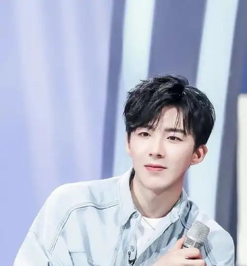 刘宇宁坐轮椅,去医院看脚伤,是摆拍还是卖惨?_网易订阅