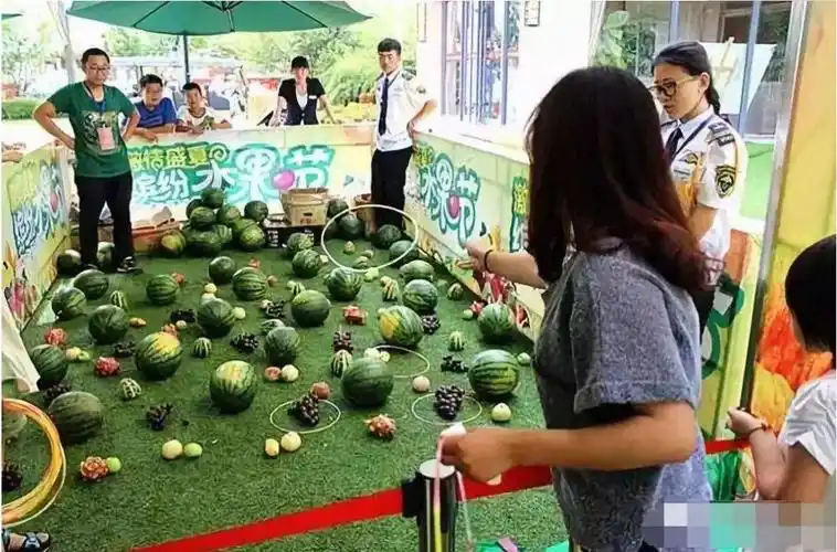 色彩斑斓的甜蜜诱惑清香多汁的西瓜,莹莹紫紫的葡萄水果套圈个小人狠!