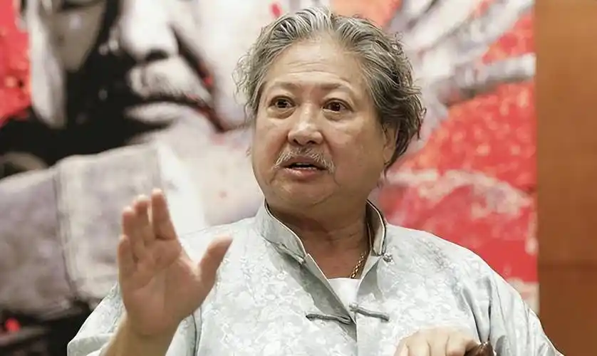 当时导演考虑到他的年龄,原本想要帮他找一位替身出演,结果洪金宝却断