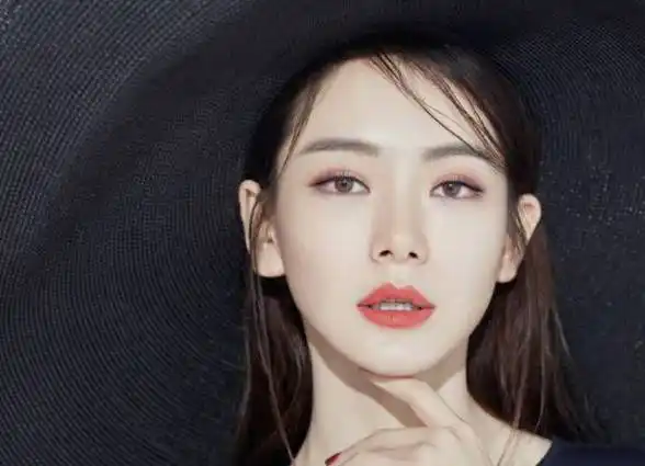 戚薇受邀为杂志拍摄时尚大片,留着优雅长发公主范儿十足!_网易订阅