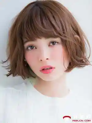 可爱的胖圆脸中短发发型的设计,蓬松的内扣发型与薄刘海自然的搭配