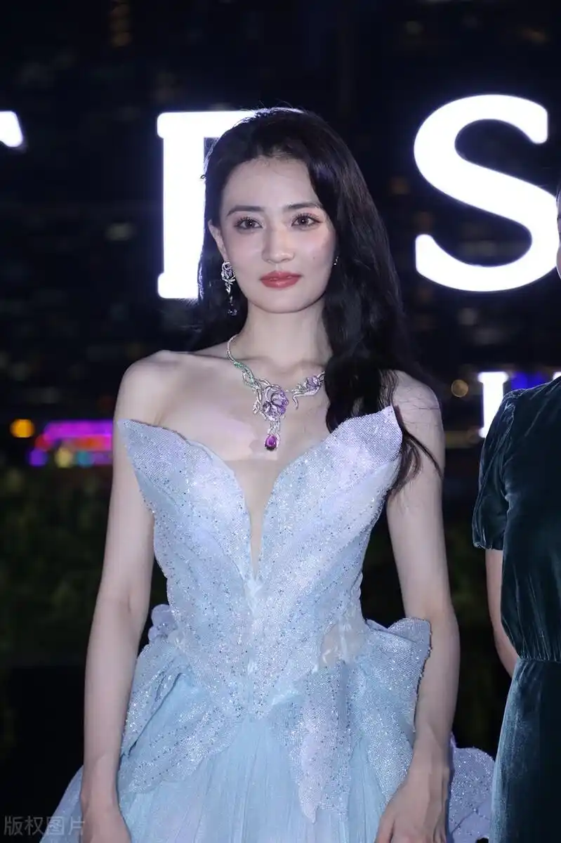 徐璐也太有仙女气质了,穿浅蓝色礼服精致灵动,美成"花仙子"