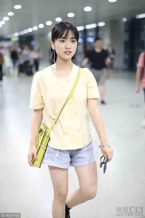 沈月造型低调 整理刘海秀美腿无星味