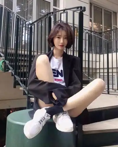 拍摄海报时的齐嘴短发蓬松随意,显得很有造型感,又是不同的运动型