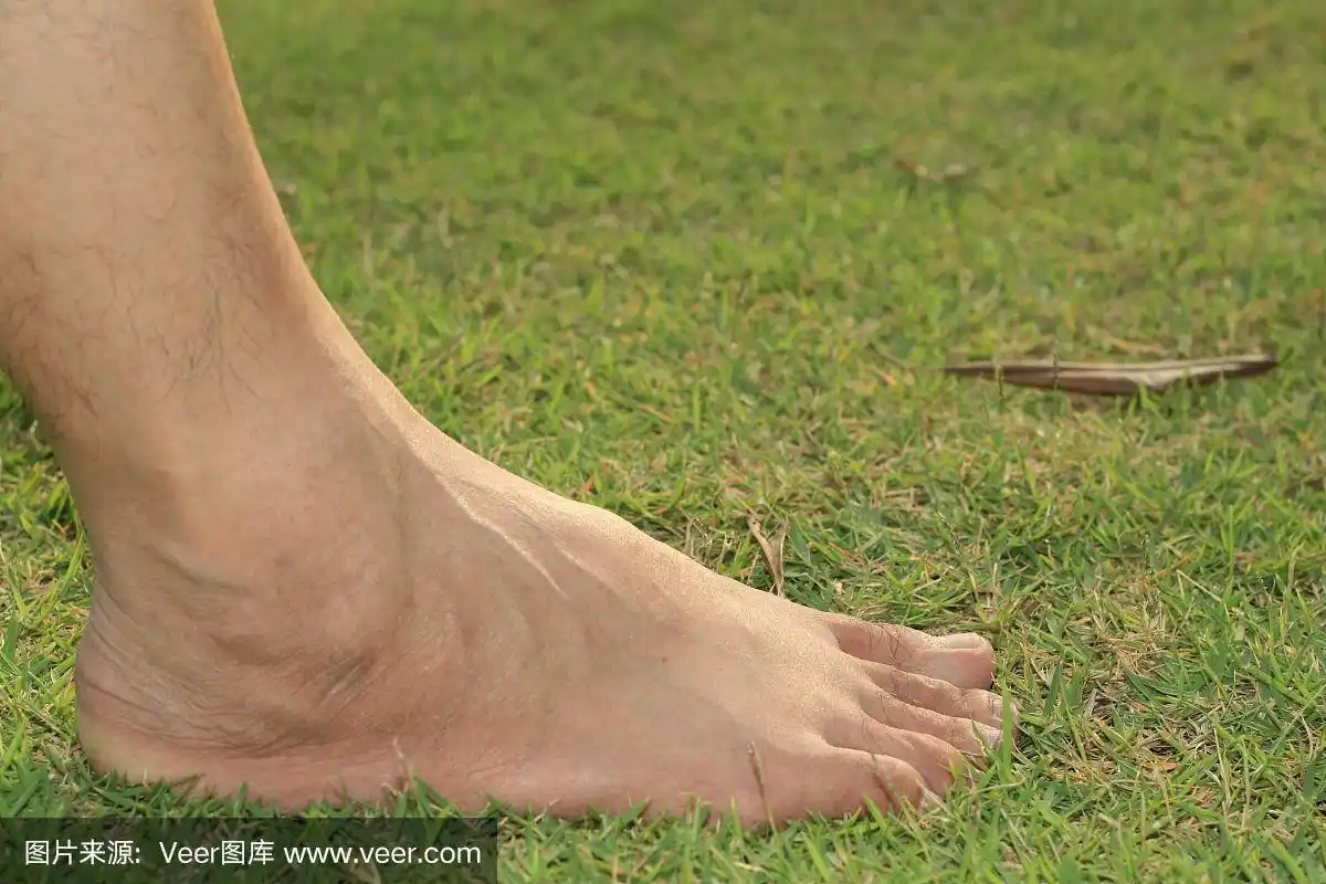 人的脚踩在草地上