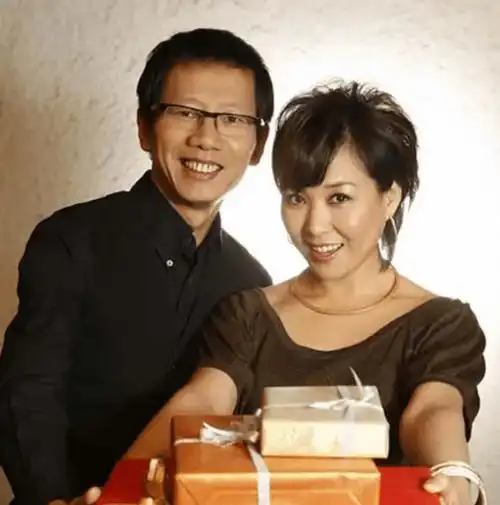 原创演员史可一婚著名音乐人不生孩子二婚外籍老公8年连生2胎