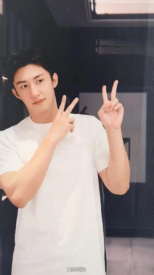 黄景瑜晒照庆祝出道八周年