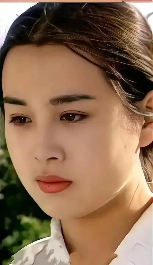 演员赵明明:嫁给英宁,离婚那天抱着女儿大哭,54岁依旧单身