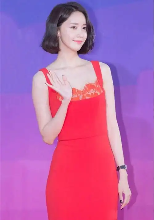 林允儿身着红色礼服, 难得清新优雅的韩国女星