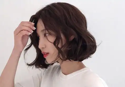 大脸女生适合什么发型选个好方向大学生做的发型就能衬托大脸