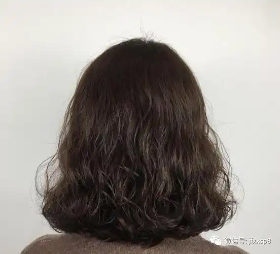 正文  "泰迪卷" "泰迪卷",就是类似泰迪毛发的一款蓬松感超强的卷发.