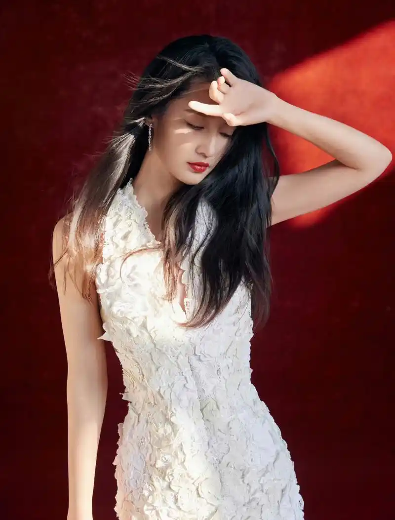 李沁,白色无袖连衣裙,清新可爱!