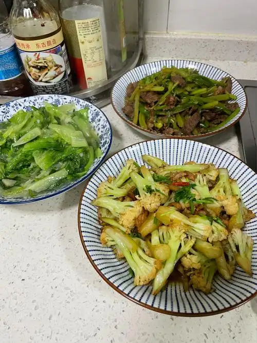 家常菜腊肉炒花菜77蒜泥生菜77芹菜炒牛肉