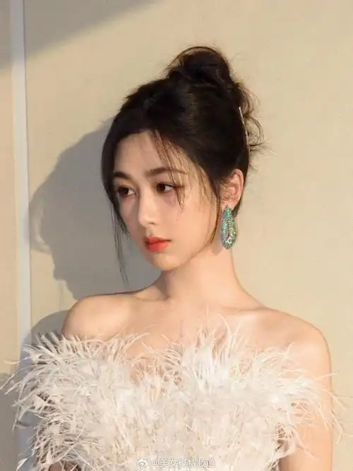 杨紫穿流光羽毛裙温婉动人 后台双手比耶可爱俏皮__财经头条