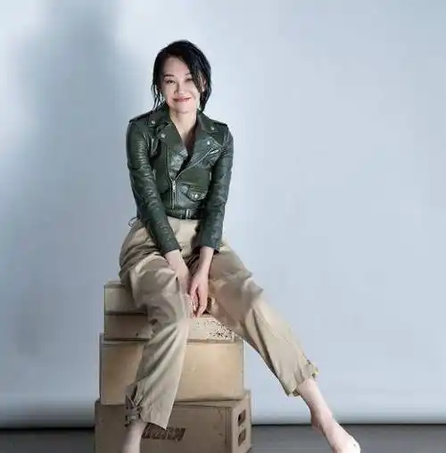 51岁许晴晒怼脸照,素颜嘟嘴卖萌如少女,这么美为何嫁不出去_形象_设计