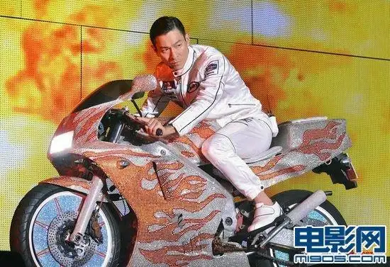 刘德华八万人演唱会开唱 骑摩托高空登台秀腹肌