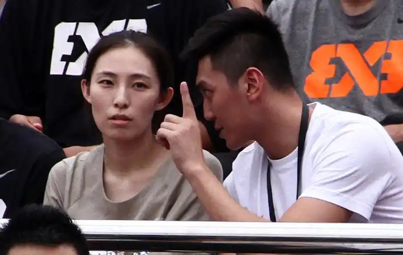 张博大婚后携妻子首度现身