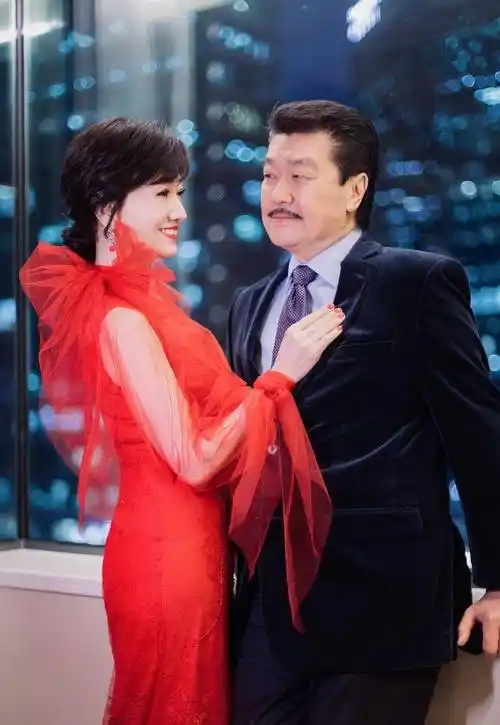 原创赵雅芝携夫合体亮相65岁穿黑白礼裙优雅74岁黄锦燊一身黑真帅