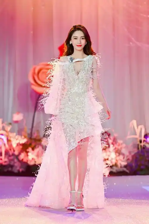 angelababy穿白色流苏开叉裙仙气十足秀优越美腿