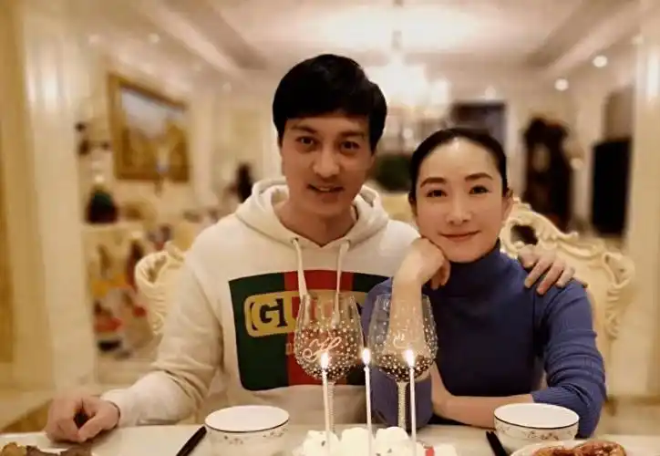 儿女何陶过七岁生日,陶昕然晒全家福,女人味十足!_女儿_一家_发展