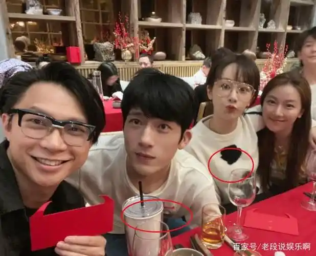 杨紫新戏杀青与井柏然合照,谁注意到男主手放的位置:这cp我磕了