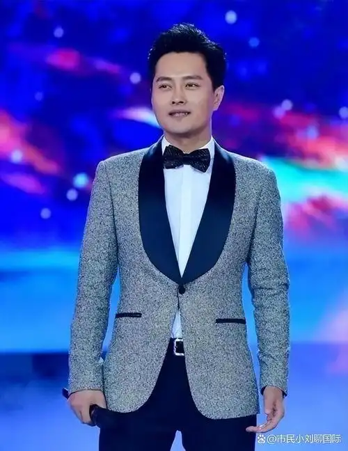 歌手云飞,嗓音动听自然纯净,成名后依然保持低调朴素的生活做派