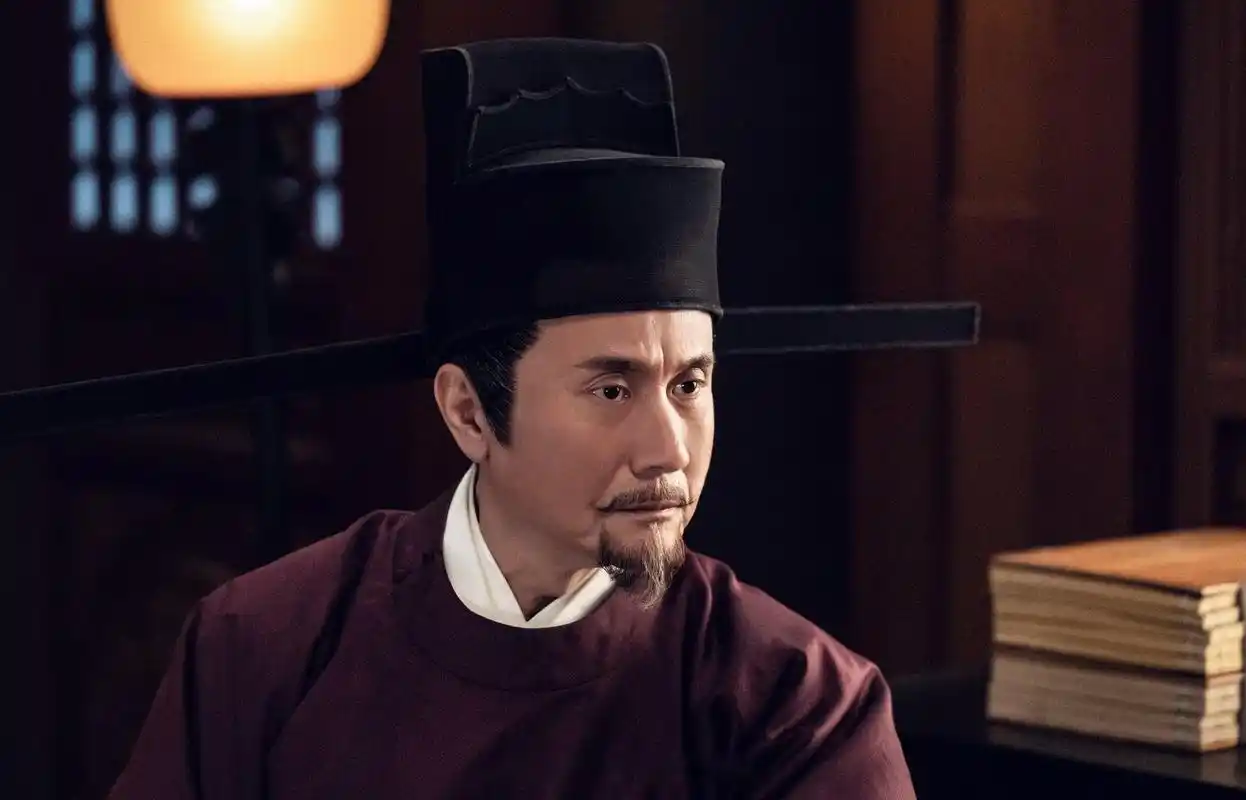 王劲松是《琅琊榜》里的言阙,正直无私重情重义;张志坚是《人民的