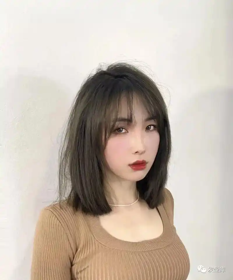 搭肩短发发型清新自然,减龄瘦脸