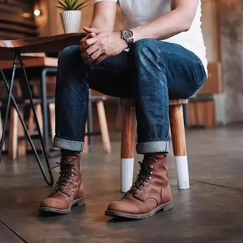 男生牛仔裤配什么鞋子好看(魅力十足的2种搭配攻略)-第2张图片-创女网