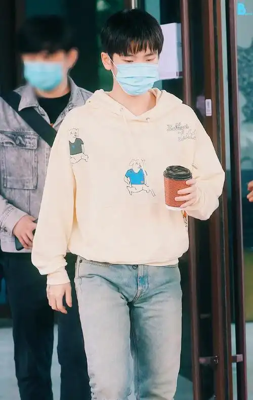 周震南造型分享,率性牛仔裤搭配高跟皮鞋,不羁又放纵